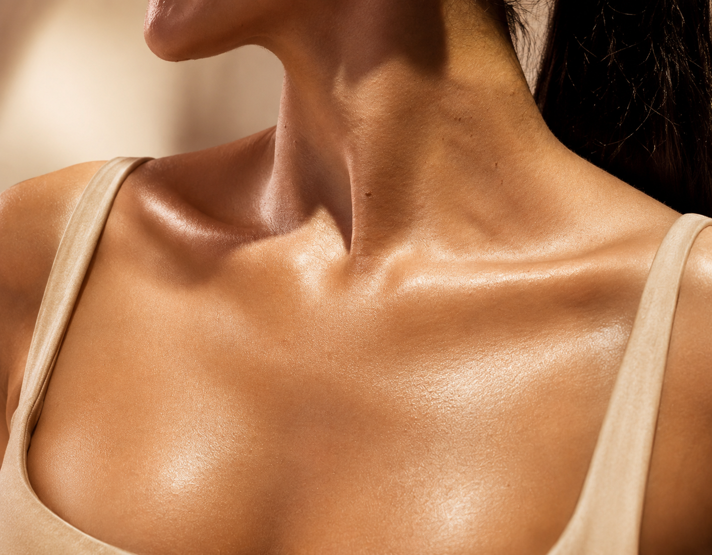  Close-up of luminous, nourished collarbone and neck skin with warm
  dimensional radiance - SEVĒNNE illuminating skin finish